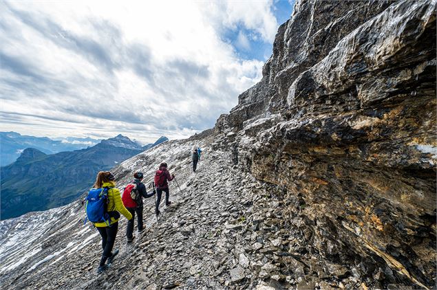 Randonneurs à flan de falaise - OT Samoens - mathilda Manzi