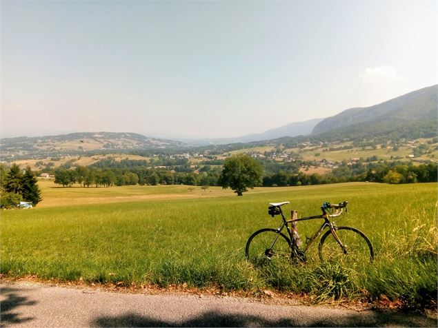 Vue sur St Offenge et le montagne de Banges - © Explore Savoie - Lansard
