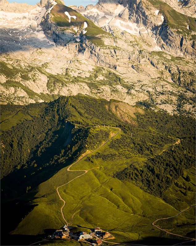 Vue du ciel du col des Annes - G. Cobret - Le Grand-Bornand Tourisme