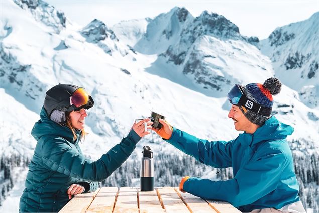 Pause en duo sur le domaine skiable alpin du Grand-Bornand - C. Hudry
