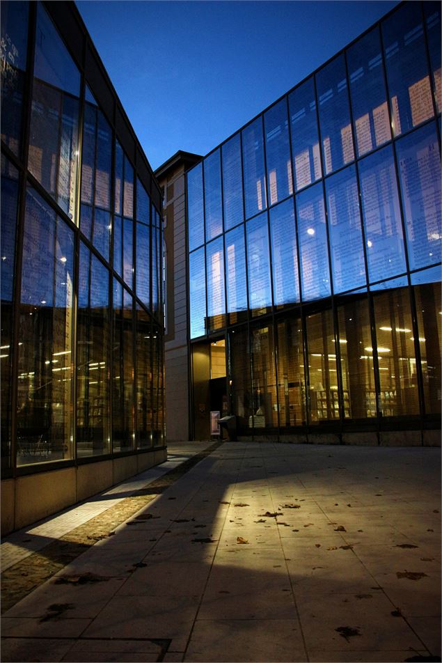 côté entrée - Médiathèque de Trévoux