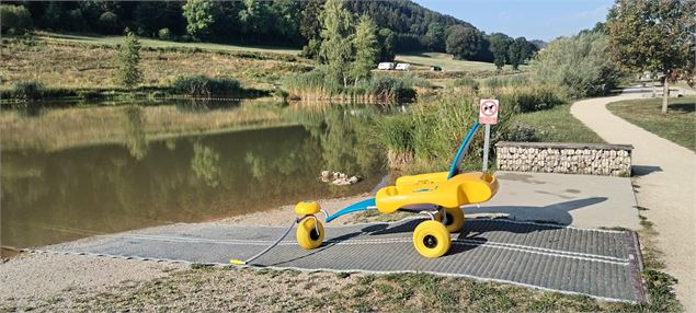 Fauteuil PMR plan d'eau Lalleyriat - HautBugeyTourisme-AgenceArgoJérpomePruniaux