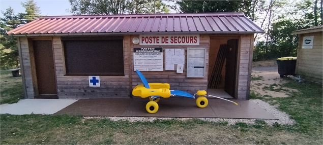 Fauteuil PMR plan d'eau Lalleyriat - HautBugeyTourisme-AgenceArgoJérpomePruniaux