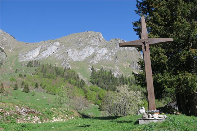 Mont Billiat et croix chrétienne - Victor Demilly / Vallée d'Aulps Tourisme