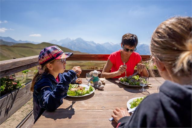 Repas en terrasse refuge Mont Jovet - Geoffrey Vabre