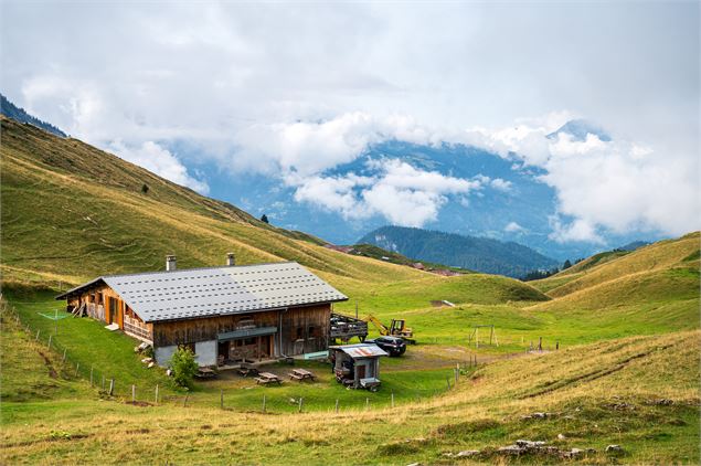 Itinéraire pédestre : Refuges de Bostan, Golèse et Folly, avec Lac des Chambres, depuis le village d